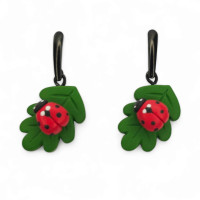 Κρεμαστά σκουλαρίκια πράσινα φύλλα με κόκκινες πασχαλίτσες 