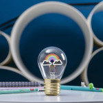 Legami Επιτραπέζιο φωτιστικό σε σχήμα λαμπτήρα Bulb Fiction Rainbow