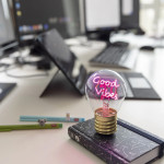 Legami Επιτραπέζιο φωτιστικό σε σχήμα λαμπτήρα Bulb Fiction Good Vibes